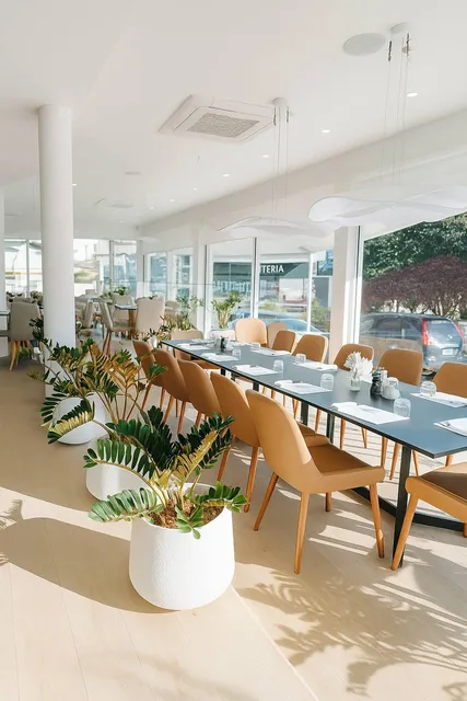 Esteria Cafe & Restaurant