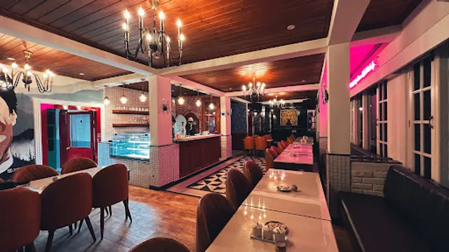 The Hollywood Cafe (THC)