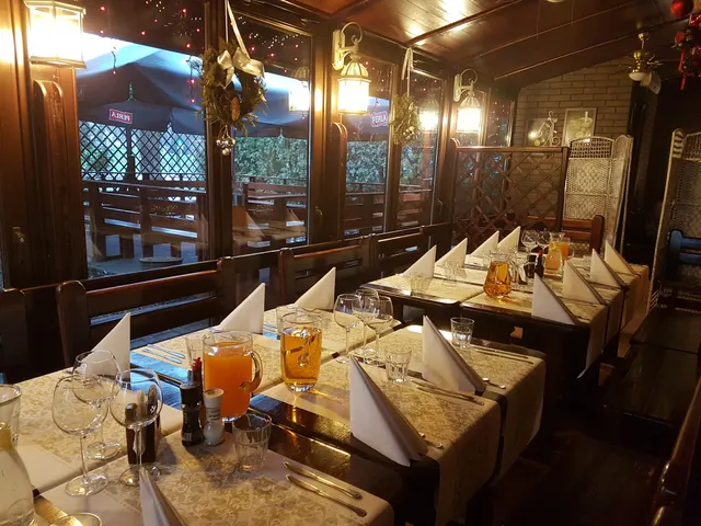 Restauracja: "Pod Złotym Liściem"