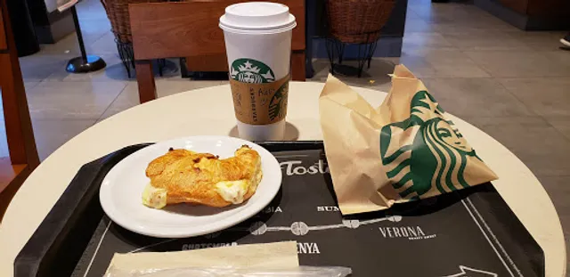 Starbucks Coffee [Tienda: Dinosaurio Mall - Alto Verde]