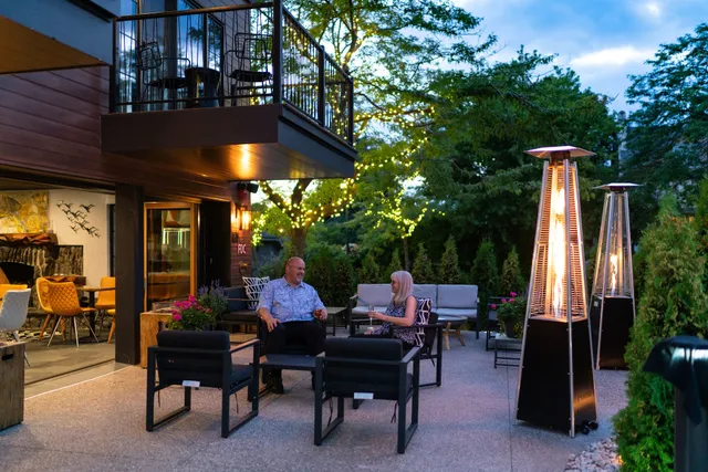 LO Bar/HI Bar at The Earl