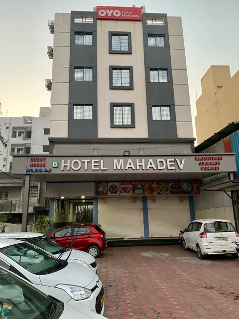 OYO 46504 Hotel Mahadev
