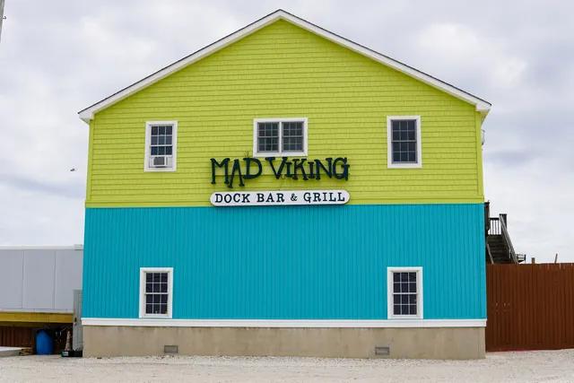 Mad Viking Dock Bar & Grill