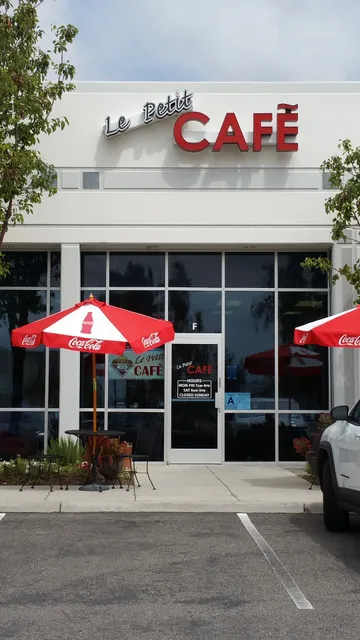Le Petit Cafe
