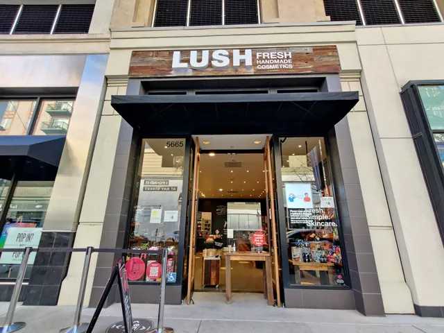 Lush Cosmetics Bay Street