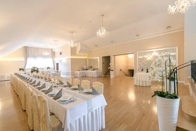 Pod Lipami Restauracja i Noclegi