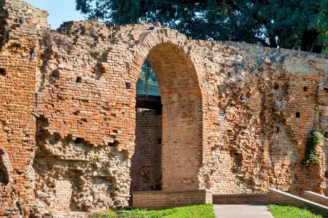 Ruiny zamku w Dobrej