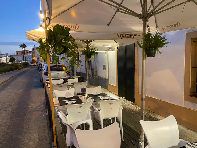 Tapear y comer Jamon y Quesos. Bodega Rocio