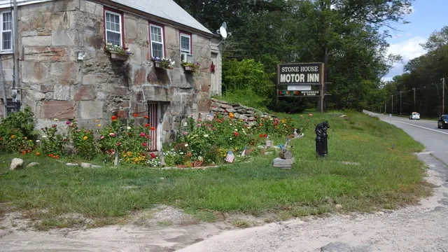 Stone House Motor Inn