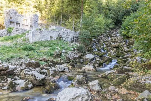 Reculée et Cascade de La Frasnée