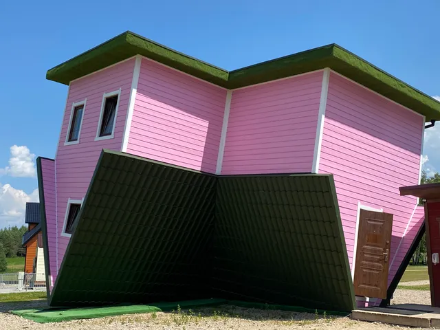 Apverstas Namas - Anyksciai