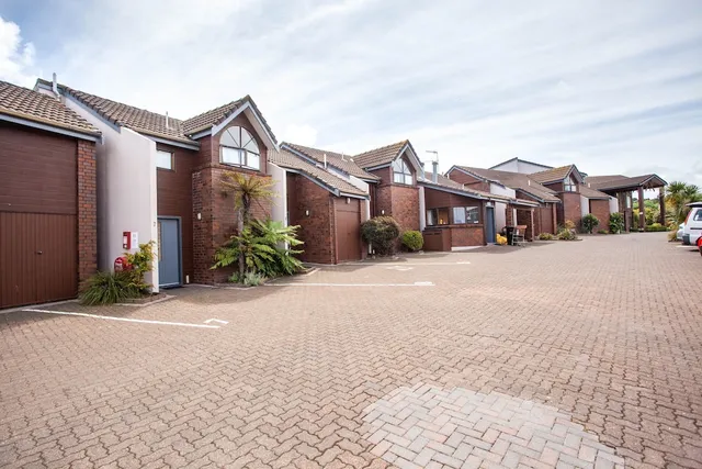 Cascades Lakefront Motel