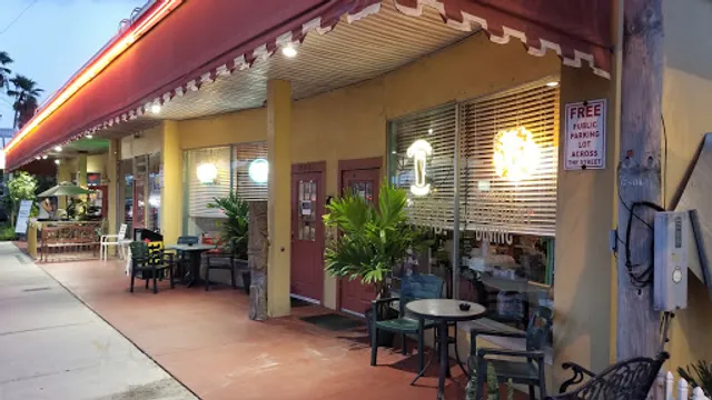 Wahoos Bayside Pub and Grill