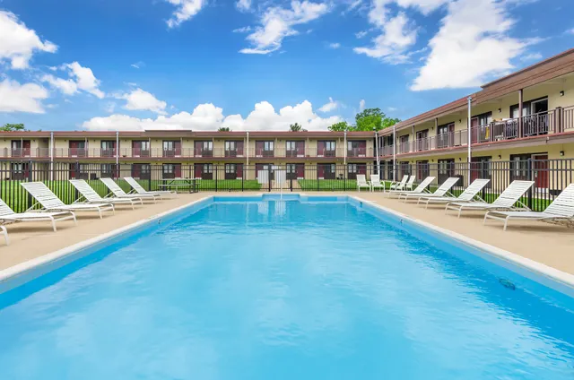 Red Roof Inn & Suites Staunton