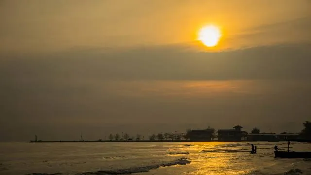 Pantai Pasir Kencana