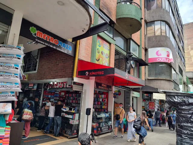 Centro Comercial Metro Plaza