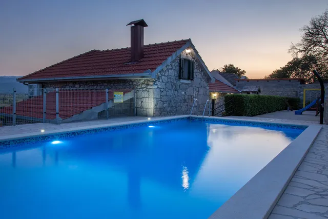 Holiday home, Antini dvori