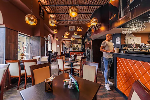 Komló Étterem & Kávézó