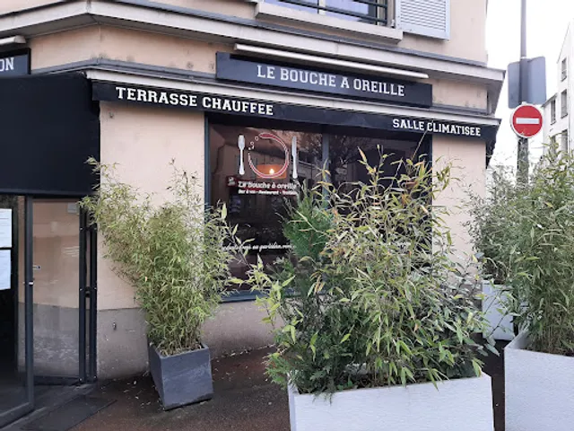 Le Bouche à Oreille