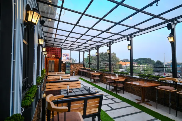 High Me Up - Club & Sky Lounge