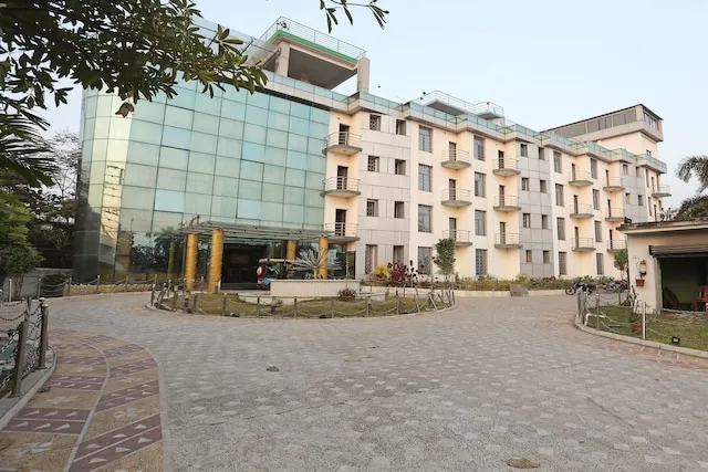 OYO 28439 Skylark Hotel