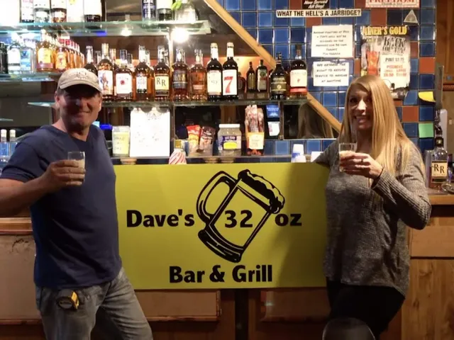 Dave's 32 oz Bar Grill & Bowling