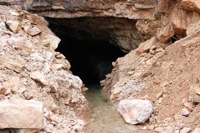 cave "Bashovishki seals"