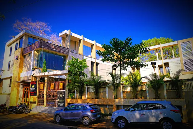 Hotel Chandra Narayan & Banquet Hall