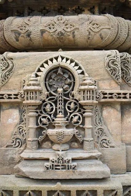 Jhulta Minar, Bibiji Masjid