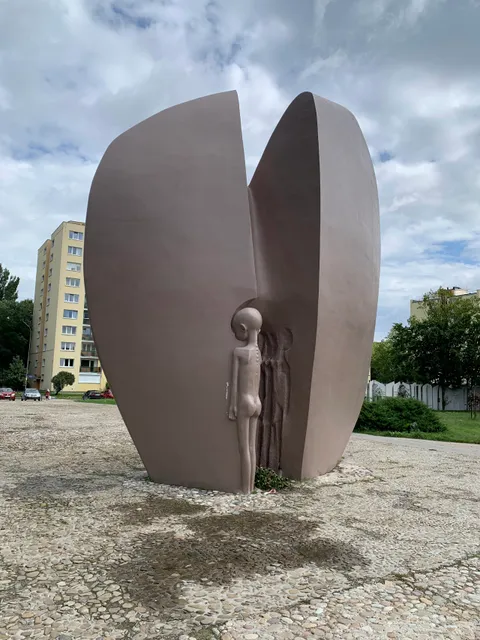 Pomnik Martyrologii Dzieci "Pęknietego Serca"