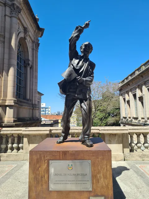 Leonel Brizola Statue