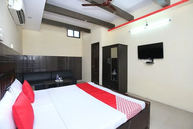 OYO 23596 Hotel Kuber Castle