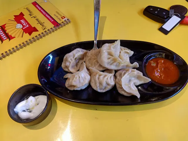Hum Tum और Momos