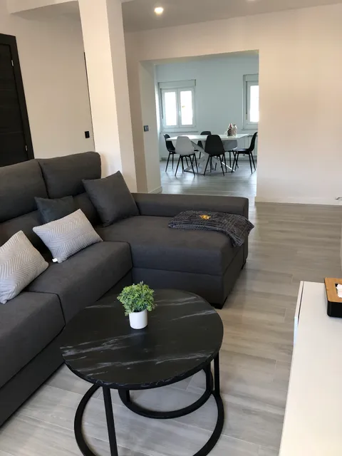 A Neida. Vivienda vacacional con amplia terraza con vistas al mar.