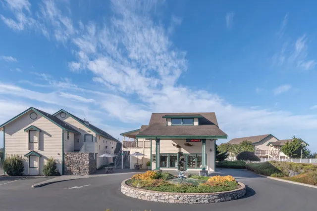 Emerald Dolphin Inn & Mini Golf