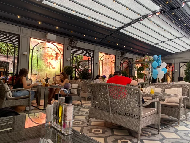 Sisters Restaurant & Bar & Cafe