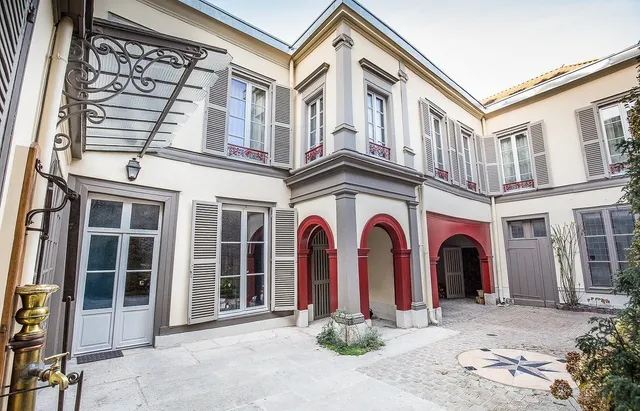 The Paved Court - Troyes Guest Room