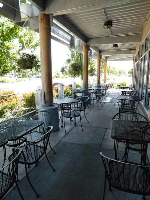 Ice Harbor Brewery at the Marina