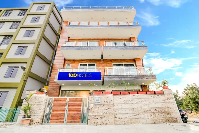 FabHotel Golf Course Sapphire - Hotel in Sector 43, Gurgaon