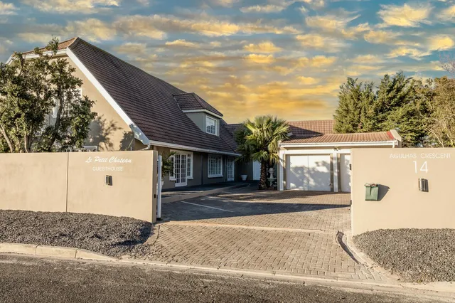 Le Petit Chateau Guest House