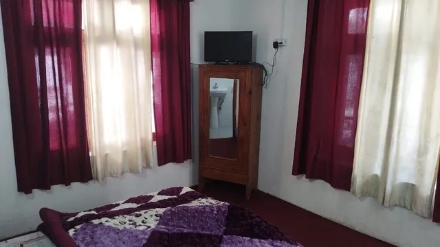 Hotel Deepika model town manali