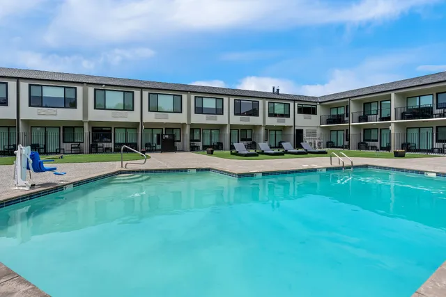 Clarion Pointe Mount Vernon - Burlington