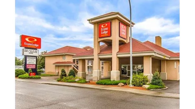 Econo Lodge Inn & Suites