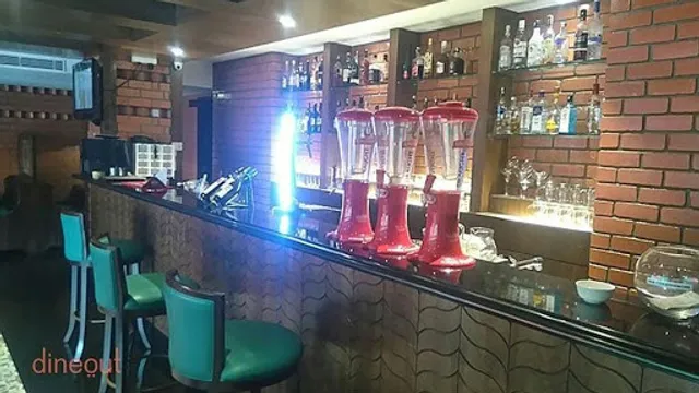 The English Channel Bar _ The Royal Comfort