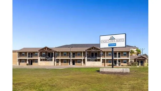 Eagle's Den Suites Kenedy a Travelodge by Wyndham