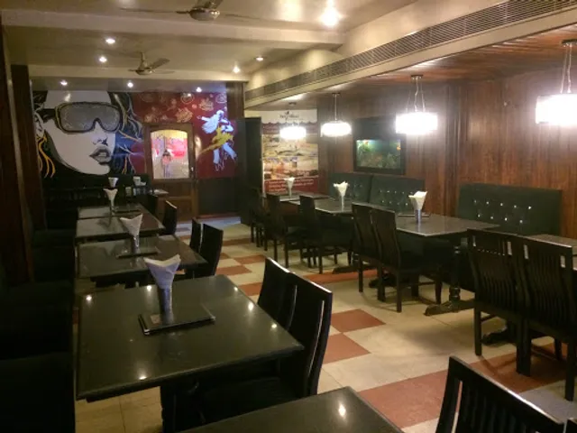 Hot Billions - Best Restaurant | Party Hall | Amritsari Kulcha Naan in Karnal