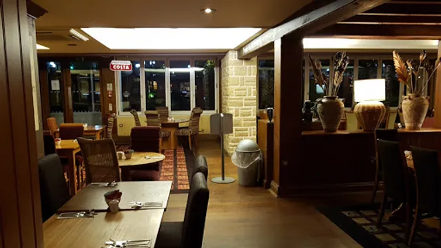 Norwich Nelson Table Table