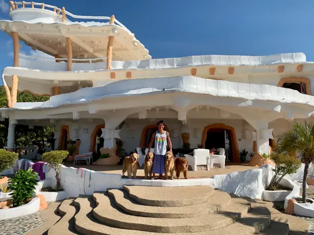 FLINTSTONE CAVE HOUSE & RESOSRT