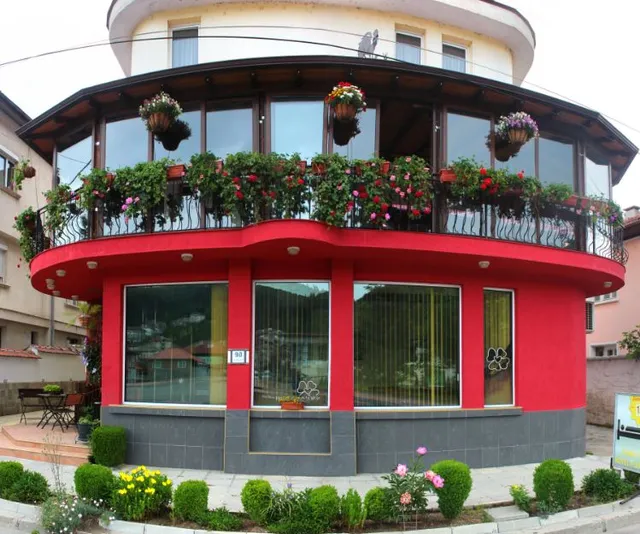 Семеен Хотел Флора