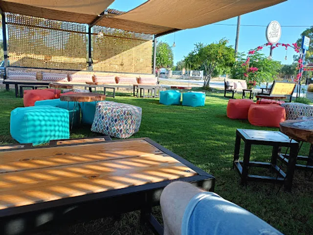 Sit and share coffee.food.bar